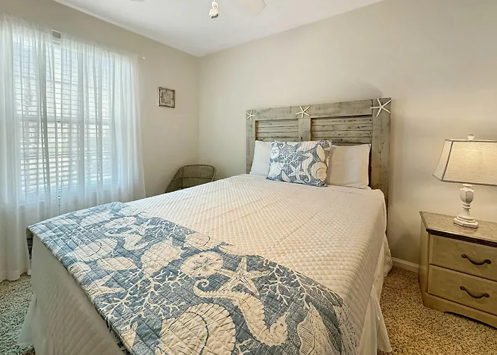 Coastal Retreat - For 6 Apartment Gulf Shores